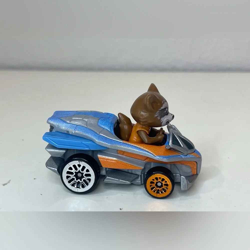 Hot Wheels Marvel RacerVerse Die-Cast Vehicle with Rocket Racoon Driver‎